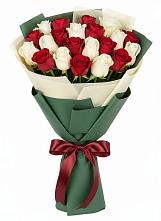 Букет Микс из красных и белых роз в Себрово