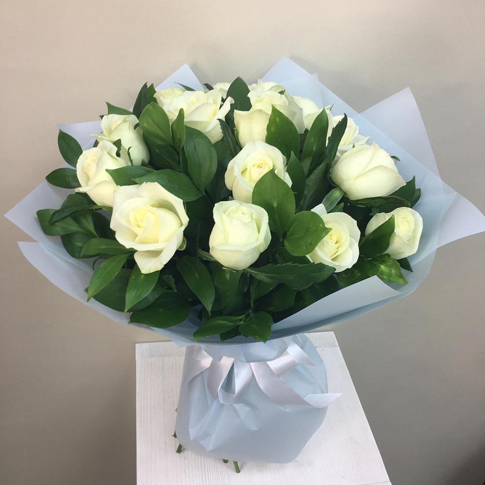 Букет 15 Белых роз Проуд в Себрово