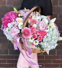 Цветочная композиция из Розы, Хризантемы, Пионы и Лизиантусы в корзине в Себрово