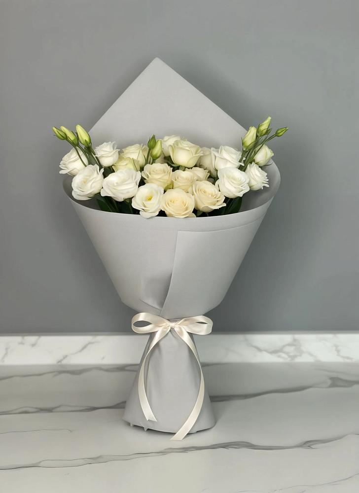 Букет цветов из: Розы и Лизиантусы в Себрово