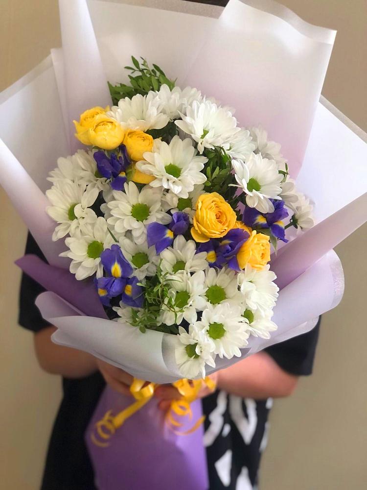 Букет цветов из: Ирисы, Хризантемы и Розы в Себрово
