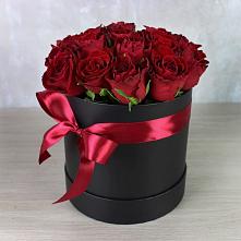 Цветочная композиция из Розы в шляпной коробке в Себрово