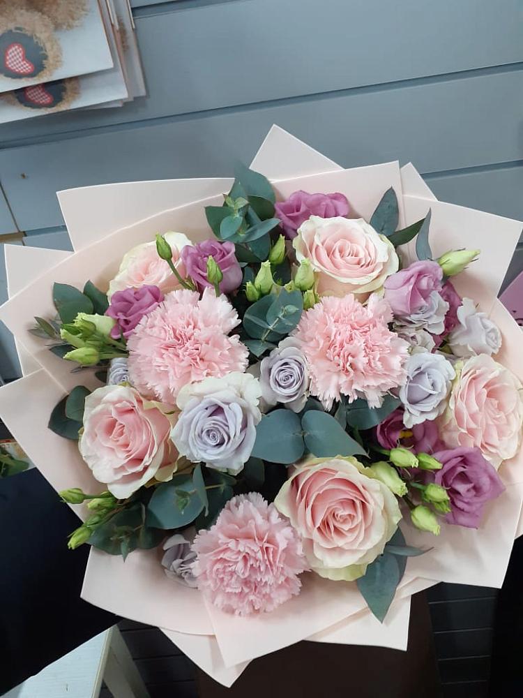 Букет цветов из: Розы, Гвоздики и Лизиантусы в Себрово