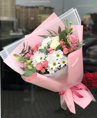 Букет цветов из: Розы, Лизиантусы и Хризантемы в Себрово