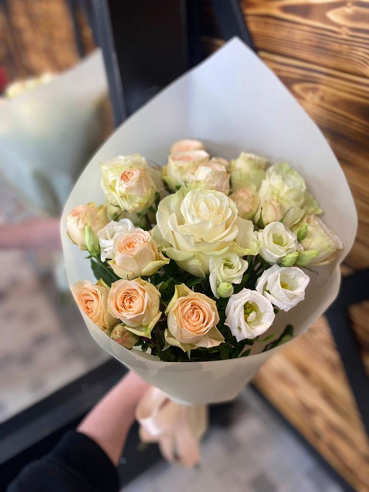 Букет цветов из: Розы и Лизиантусы в Себрово